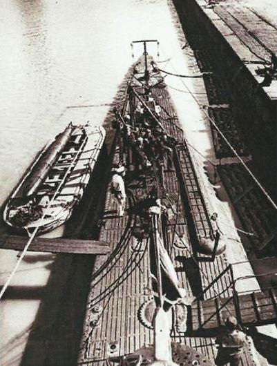 BORDEAUX - 1940 - 1941, le long des quais. BARGE DE TRANSPORT.