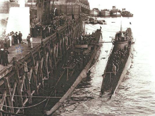 BORDEAUX - 1941, le long des quais LES SOUS-MARINS BIANCHI et LA PERLA.