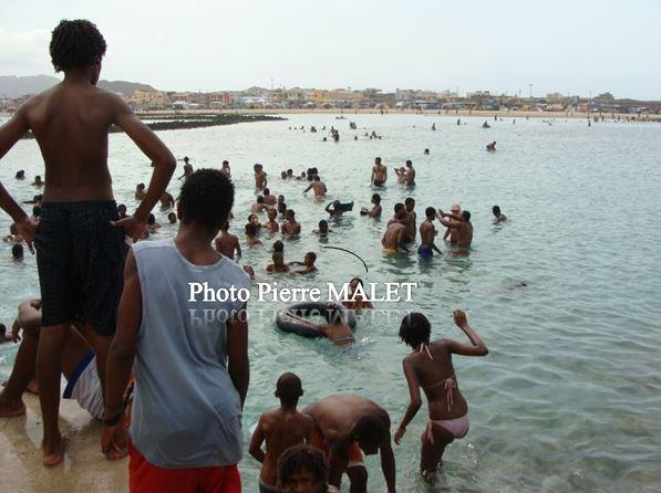 CAP-VERT- MINDELO Capitale culturelle (Enfants jouant dans la baie).