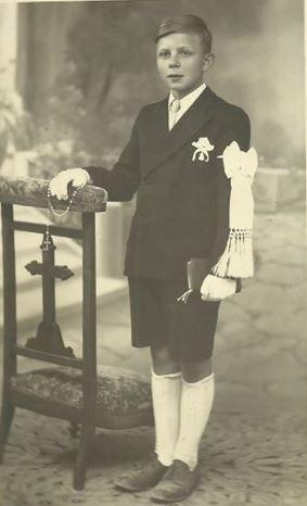 COMMUNIANT des années 1935-40 : brassard,cachet dans la poche du veston,chapelet, missel.
