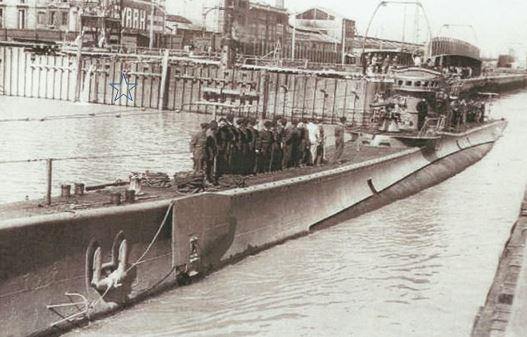 BORDEAUX 1941- Bassin à flot le sous-marin italien DA VINCI.