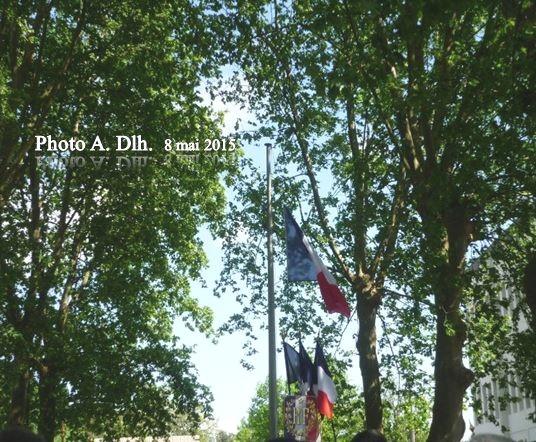 CAYCHAC, 8.05.2015, drapeaux claquant au vent pendant la Marseillaise.