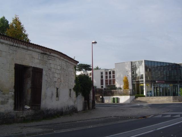 Mur du château Cambon, et portail métallique porte des junkies. 2011.