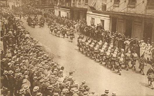 Guerre 1914/1918 -  SOLDATS ECOSSAIS à NEW-YORK EN 1917.
