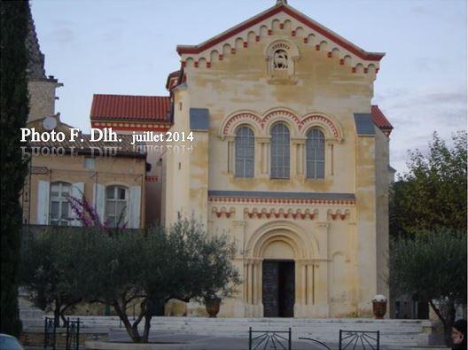 GARD - EGLISE DE CHUSCLAN EN OCTOBRE 2011 AVEC SON BOUGAINVILLIER.