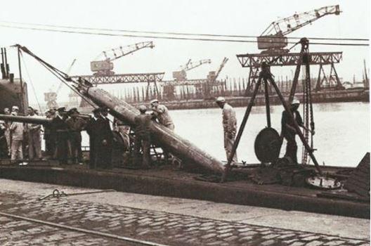 BORDEAUX - 1940 - 1941, EMBARQUEMENT D'UNE TORPILLE.