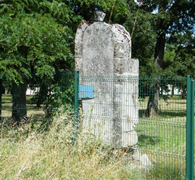 CHATEAU ET FERME DE FLEURENNE DERNIER VESTIGE : PILIER DE PORTAIL