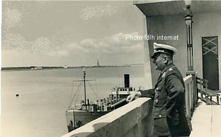 Officier Luftwaffe  sur la rampe d'accès au môle Pointe de Grave 1941