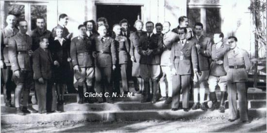Le Colonel Milleret (Carnot) à Tanaïs en 1944, sur le perron du château.