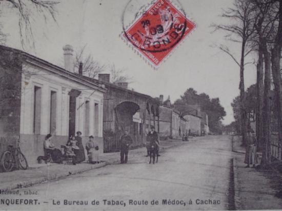 Le bureau de tabac, route de Pauillac.
