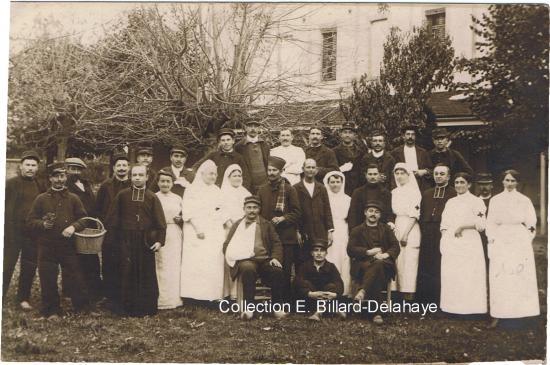 1914, Hôpital temporaire St Michel,  nous retrouvons l'abbé Poirier 4ème à partir de la droite.