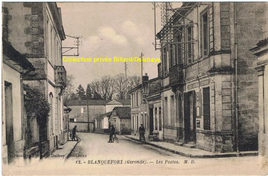 Les Postes et téléphones rue de la République.