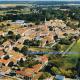 Vue aérienne du bourg : tel qu'il était de 1972 jusqu'au début des années 1980 .