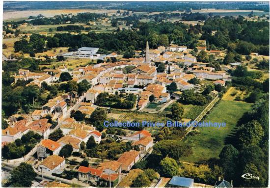 Vue aérienne du bourg : tel qu'il était de 1972 jusqu'au début des années 1980 .