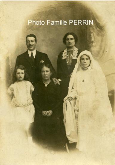 Jeanne à Parempuyre en 1925, avec ses Parents (café Mirtin) sa soeur et sa grand mère Anna Chauvin