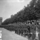 Troupe de la Milice défilant sur les Champs-Elysées 1944.