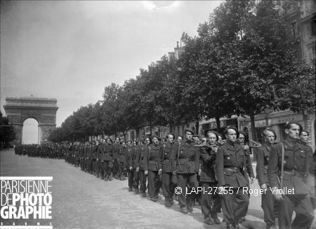 Troupe de la Milice défilant sur les Champs-Elysées 1944.