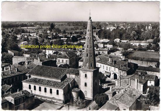 Eglise et centre bourg, vue aérienne. Carte du début des années 1960