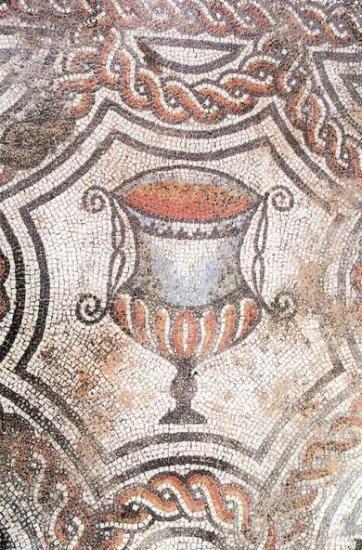 Mosaïque (emblema représentant un canthare rempli de vin) du triclinium d'une villa gallo romaine de St Paul les Fonts (30).