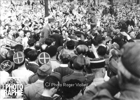 Août 1944, libération de Paris,le général de Gaulle sur les Champs Elysées.
