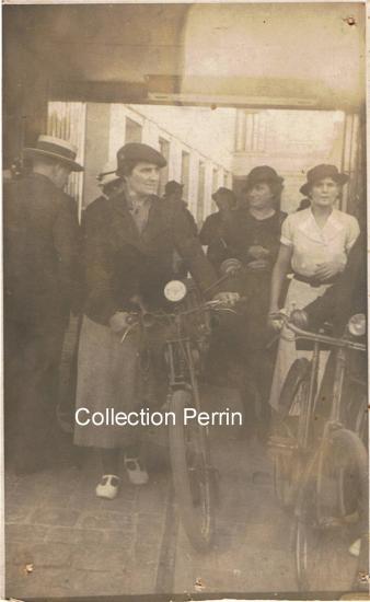 Mathilde "La Chilienne" sort de Marie Brizard avec sa moto.1933