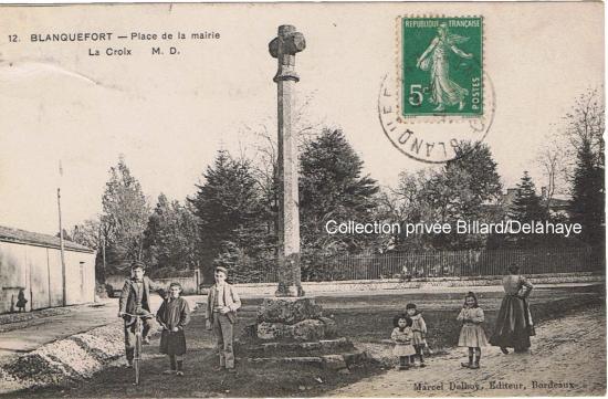 Place de la mairie, croix rue Dupaty, carte ayant circulé le 25.08.1911.