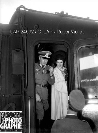 Paris avril 44, le gl PUAUD chef de la LVF et sa femme partent vers le front de l'EST.