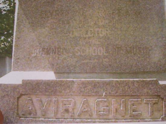 Gros plan de la tombe de Elysée Aviragnet