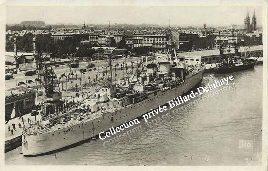 Croiseur DUGAY-TROUIN devant les Quinconces (tampon poste Bx 1922).