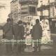 LE MARCHAND DE JOURNAUX VERS 1900. Les passants lisent les nouvelles;