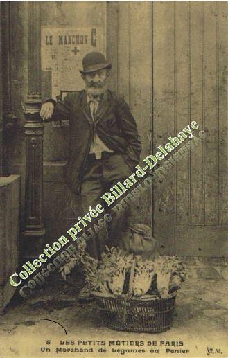 Marchand de légumes en panier au début du XXe siècle.