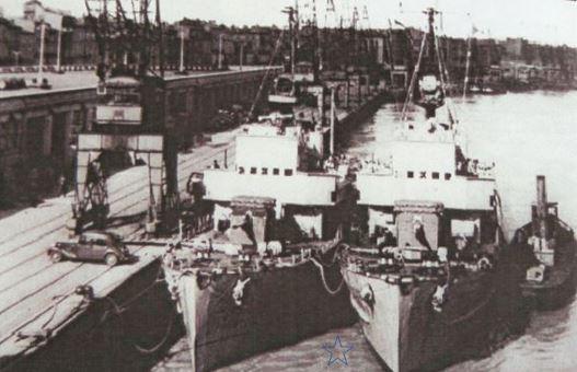 BORDEAUX - 1941, NAVIRES DE GUERRES ALLEMANDS LE LONG DES QUAIS.