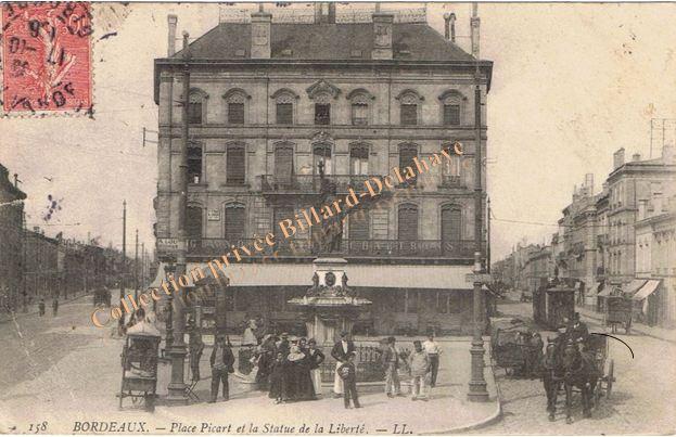 Place Picart avec la statue de la Liberté. CPA circulé en 1906.