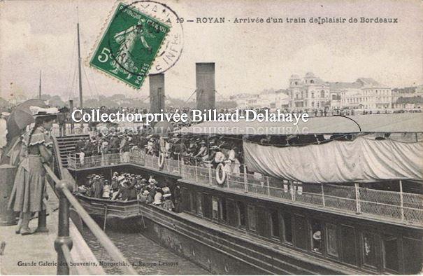 ROYAN : Arrivée d'un train de plaisir (tenue de la personne 1er plan).