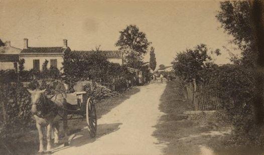La rue de l'Abbé Raby à Cachac avait cet aspect. Une route d'un village vers 1950.