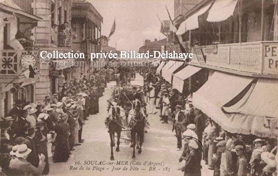 RUE DE LA PLAGE UN JOUR DE FETE A SOULAC SUR MER.