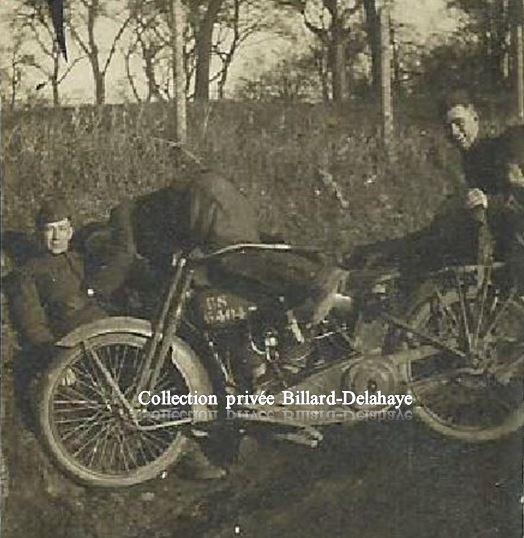 Guerre 1914/1918- EN FRANCE - Soldats US - ACCIDENT DE SIDE-CAR HARLEY.