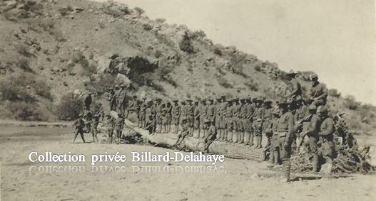 Guerre 1914/1918 - SOLDATS AMERICAINS DEBOUT SUR UN TRONC D'ARBRE.