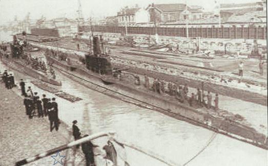 BORDEAUX 1941- Bassin à flot : départ du sous-marin italien TORELLI.