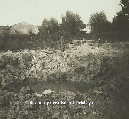 Guerre 1914/1918 - TROU CREUSE PAR UN OBLUS DE 380 EN FRANCE.