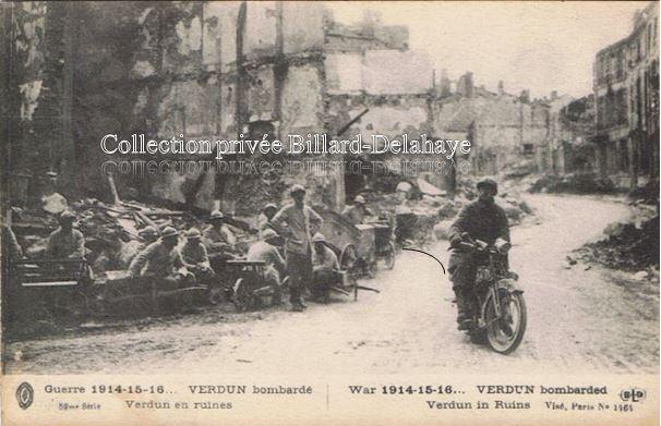 Un soldat à moto (Usines MOTOBLOC de BX) avec un casque Adrian. .